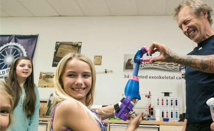 Así reacciona una niña con su nuevo brazo impreso en 3D