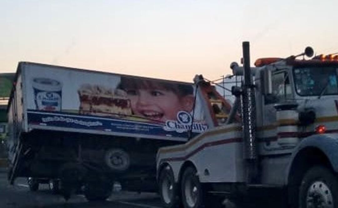El camión volcó sobre su costado derecho y por el impacto de frente se llevó parte del muro de contención de concreto y algunas barras metálicas que separan los carriles. Fotografía: Especial