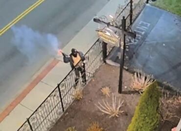 Detienen a hombre que arrojó bomba casera a Templo Satánico en Massachusetts "por orden de Dios"