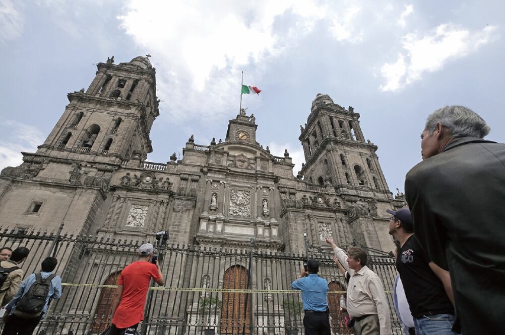 En la Catedral Metropolitana, junto a la puerta principal, han sido envueltos los pedazos de La Esperanza, escultura de Manuel Tolsá, guardiana del templo. (ALEJANDRA LEYVA. EL UNIVERSAL)