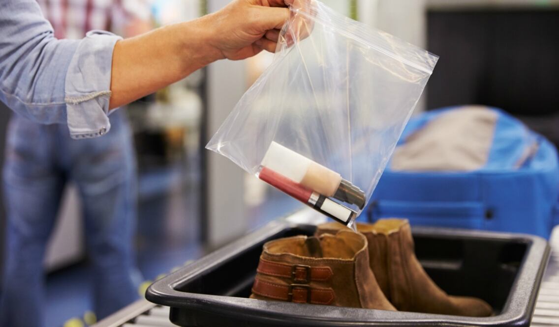 Se permiten llevar líquidos, aerosoles o gel en contenedores de 100 mililitros como máximo para no poner en riesgo el vuelo. (Foto: Istock)