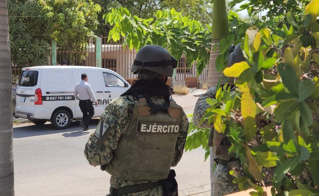Elementos del ejército arriban a la zona donde se reportó el abandono de un cuerpo frente a la preparatoria Augusto Sandino en Culiacán (18/06/2025). Foto: Cortesía
