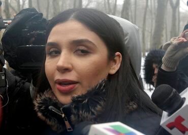 Emma Coronel pasa 22 horas al día encerrada en su celda, revela abogada