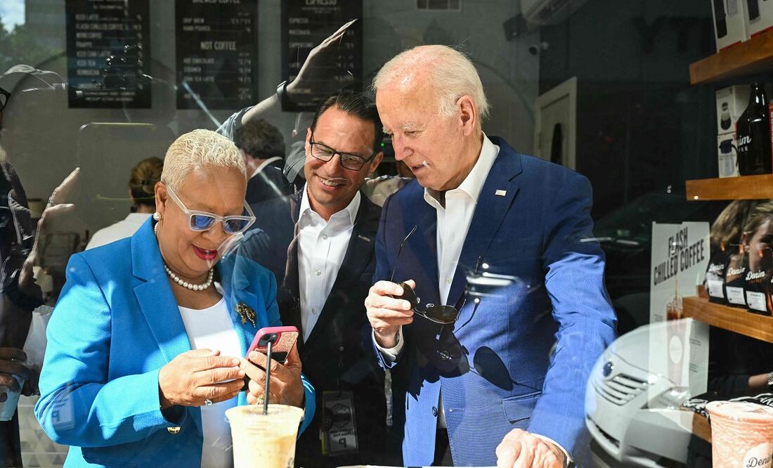 El presidente de Estados Unidos, Joe Biden, durante una visita a una cafetería, con la alcaldesa de Harrisburg, Wanda Williams, en Harrisburg, Pennsylvania. FOTO: SAUL LOEB. AFP