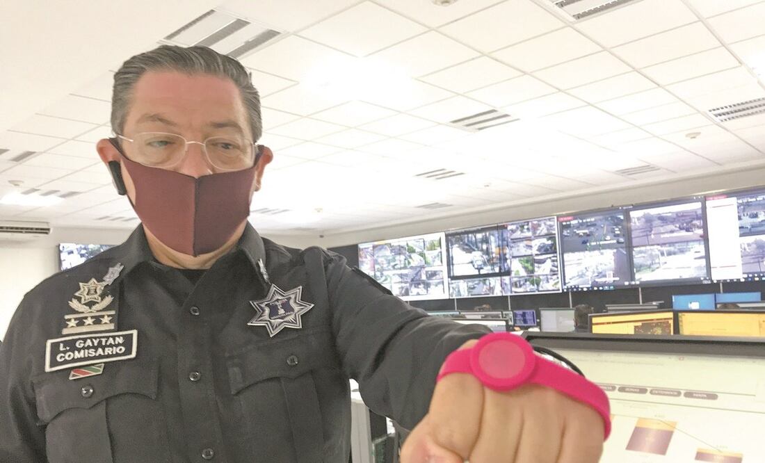 La pulsera está enlazada con un celular para emitir la alerta. Foto: REBECA JIMÉNEZ. EL UNIVERSAL