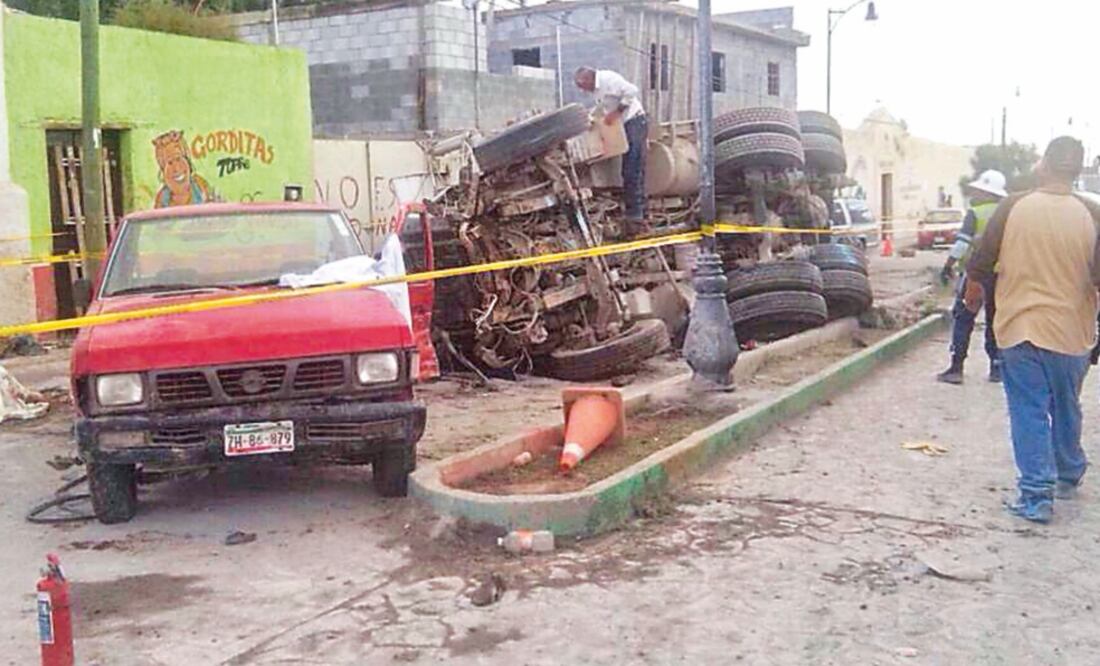 Un camión de volteo golpeó otros vehículos que arrollaron a los asistentes de la peregrinación de Mazapil, el 29 de julio pasado (ESPECIAL)