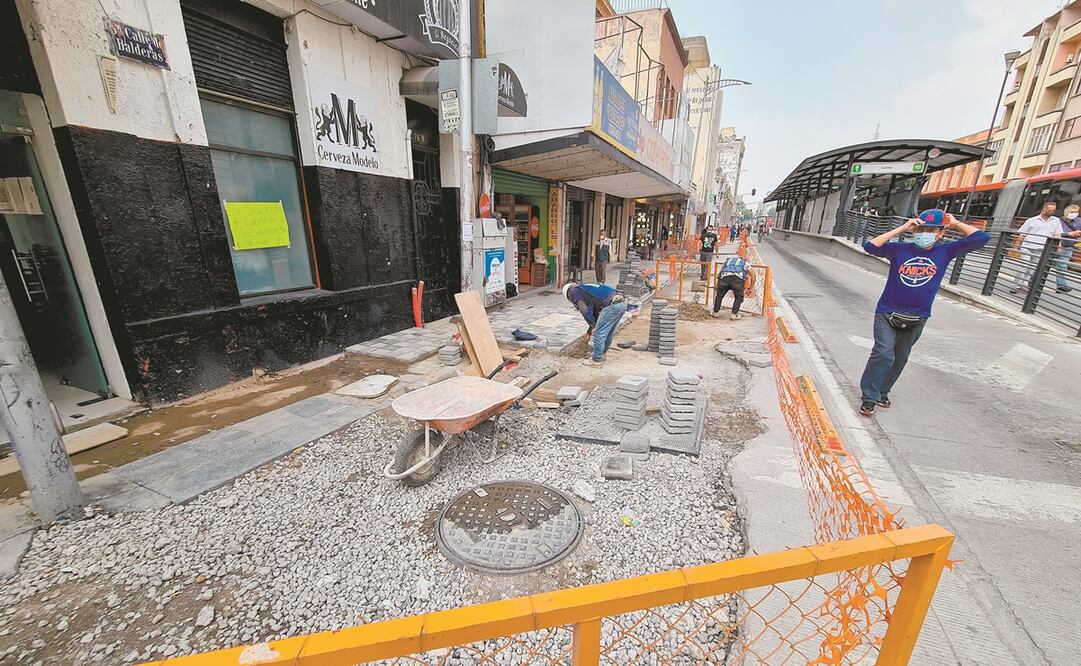 En un recorrido realizado por EL UNIVERSAL se observó que trabajadores rehabilitan las banquetas de avenida Balderas, entre Juárez y Chapultepec. Foto: Eduardo Hernández. EL UNIVERSAL