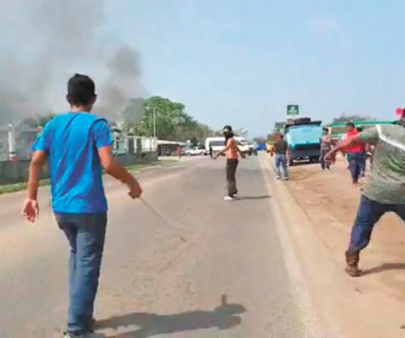 Decenas de personas bloquearon ayer la autopista Tinaja-Ciudad Alemán, en protesta por presuntos abusos cometidos por agentes de la Fuerza Civil. ESPECIAL