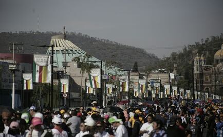 Fieles aplauden al Papa a su paso por Eje Central y Reforma