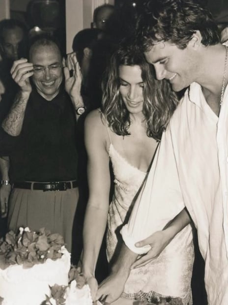 Se casaron el 29 de mayo de 1998 en una ceremonia íntima y relajada en las Bahamas. Crawford compartió esta fotografía en su aniversario 28 de bodas.