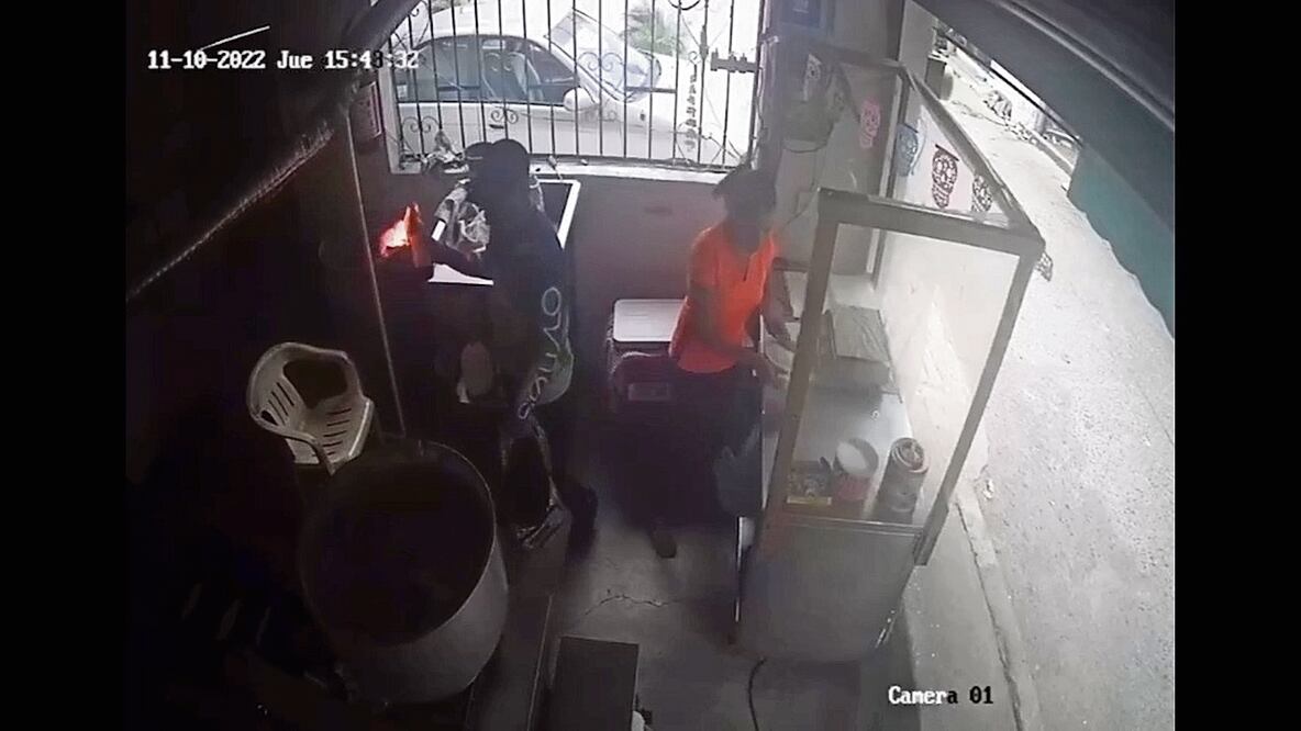 En un video se observa cómo un hombre lanza una bomba molotov a la maquinaria del negocio. Foto: ESPECIAL