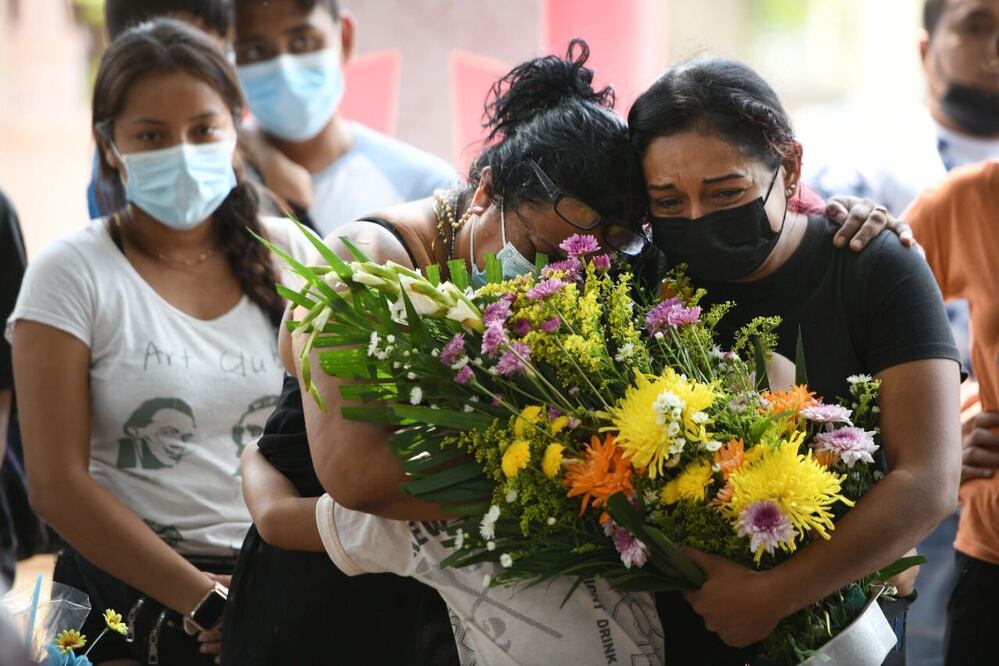 Familiares de Sheila Johana García despiden a la camarógrafa entre llantos y rostros desencajados. Johana tenía poco menos de un año reporteando. Foto: Yahir Ceballos.