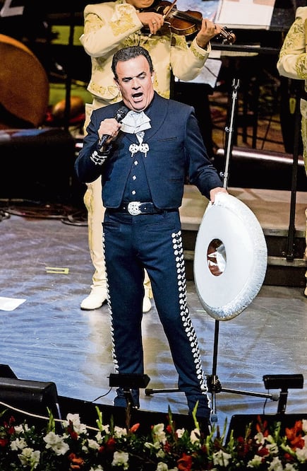 El tenor también se da tiempo de conocer a algunos de los beneficiados (ARCHIVO. EL UNIVERSAL)