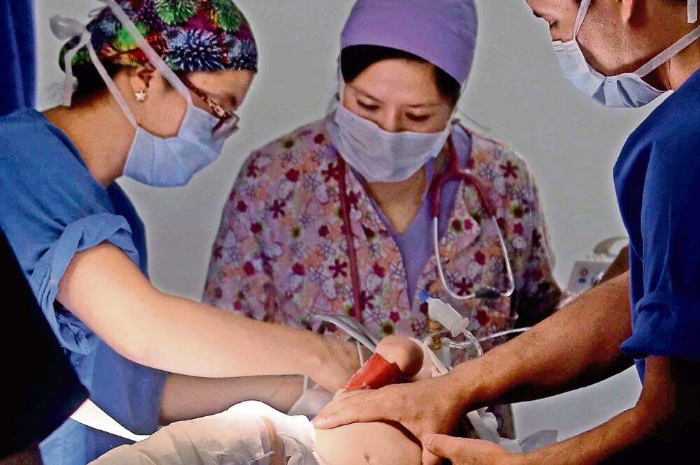 Esta es una técnica no invasiva y las ventajas que ofrece es no abrir al paciente (FERNANDO RAMÍREZ)