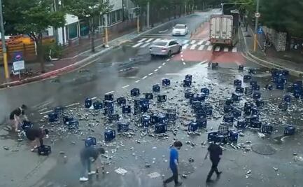 Video. Coreanos ayudaron a chofer a limpiar cerveza que cayó de camión… pero no es la primera vez 