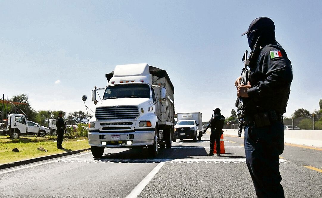 Tras el multihomicidio, se llevaron a cabo retenes aleatorios en diferentes puntos de la zona metropolitana de Querétaro. Foto: Damián Chávez | El Universal
