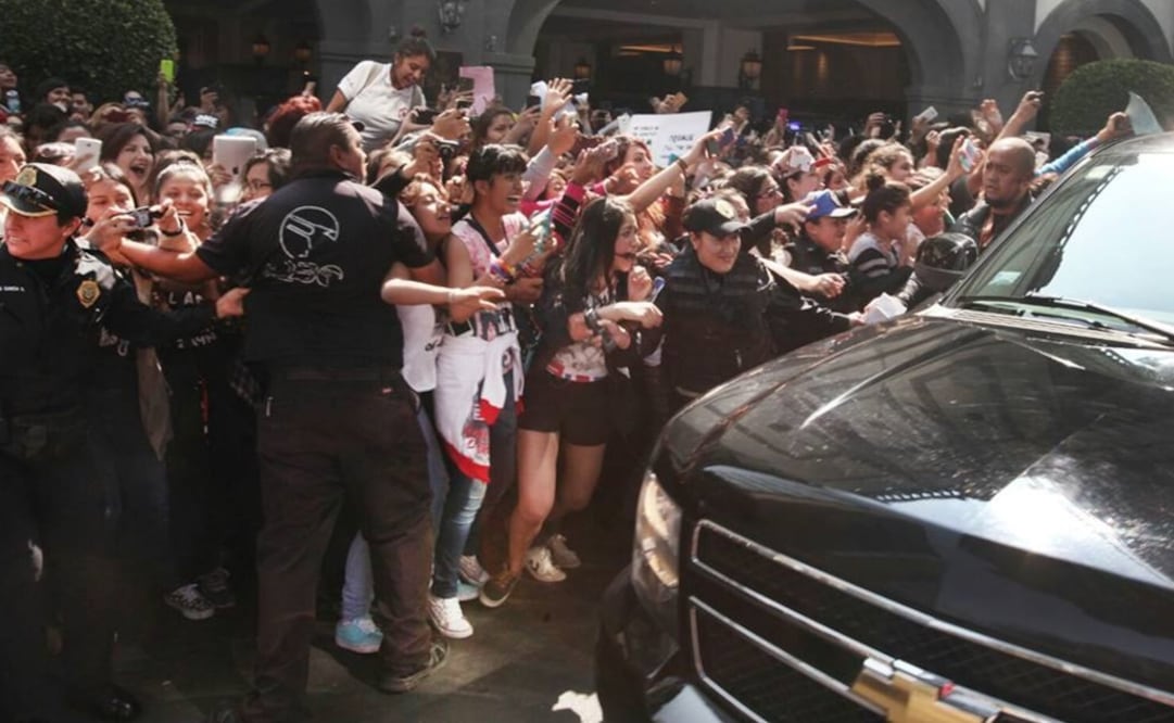 Con la adrenalina encima los fans corrieron detrás de las camionetas y poco después algunos regresaron al costado del hotel con el rostro lloroso o molesto. FOTO: Adrián Hernández/EL UNIVERSAL 