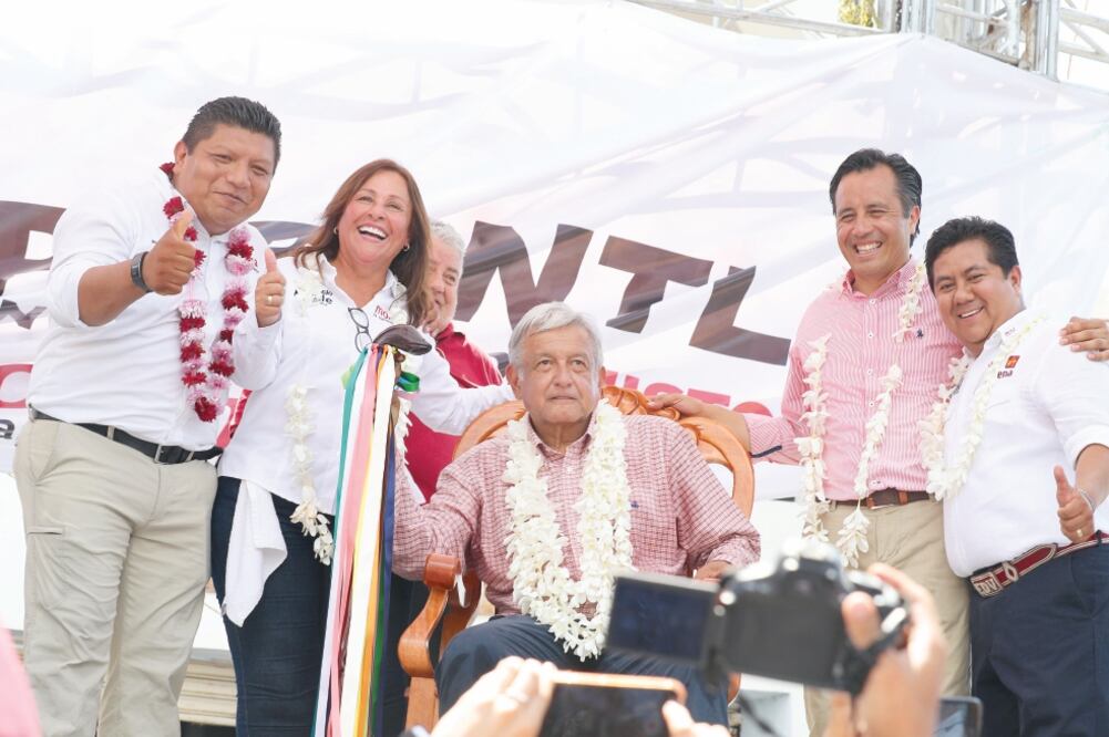 Andrés Manuel López Obrador (centro) visitó Poza Rica. Estuvo acompañado del candidato al gobierno del estado, Cuitláhuac García (cuarto de izq. a der. ) . (VALENTE ROSAS. EL UNIVERSAL)
