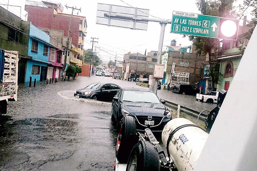 Decenas de vehículos quedaron varados en diferentes vialidades de Iztapalapa. Protección Civil informó que los mayores daños ocurrieron en Ermita, co r redo r Venustiano Carranza (SECRETARÍA DE SEGURIDAD PÚBLICA)