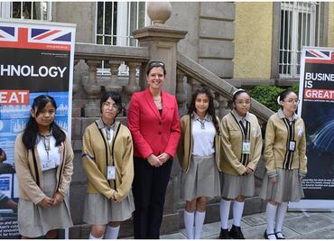 Embajada Británica recibe a ganadoras de “Girl Power”, creadoras de prototipo que ayuda a personas con Alzheimer