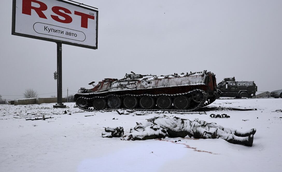 El cuerpo sin vida de un soldado se observa junto a un  vehículo de combate ruso  quemado después de que el ejército ucraniano lo atacó cerca de la ciudad de Kharkiv, Ucrania. Foto: EFE