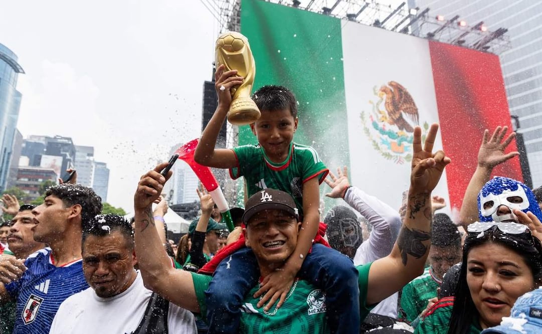 Ambiente entre los aficionados que se reúnen en el Ángel de la Independencia, a varias horas de la transmisión del partido México contra Inglaterra (05/07/2026). Foto Hugo Salvador/ EL UNIVERSAL