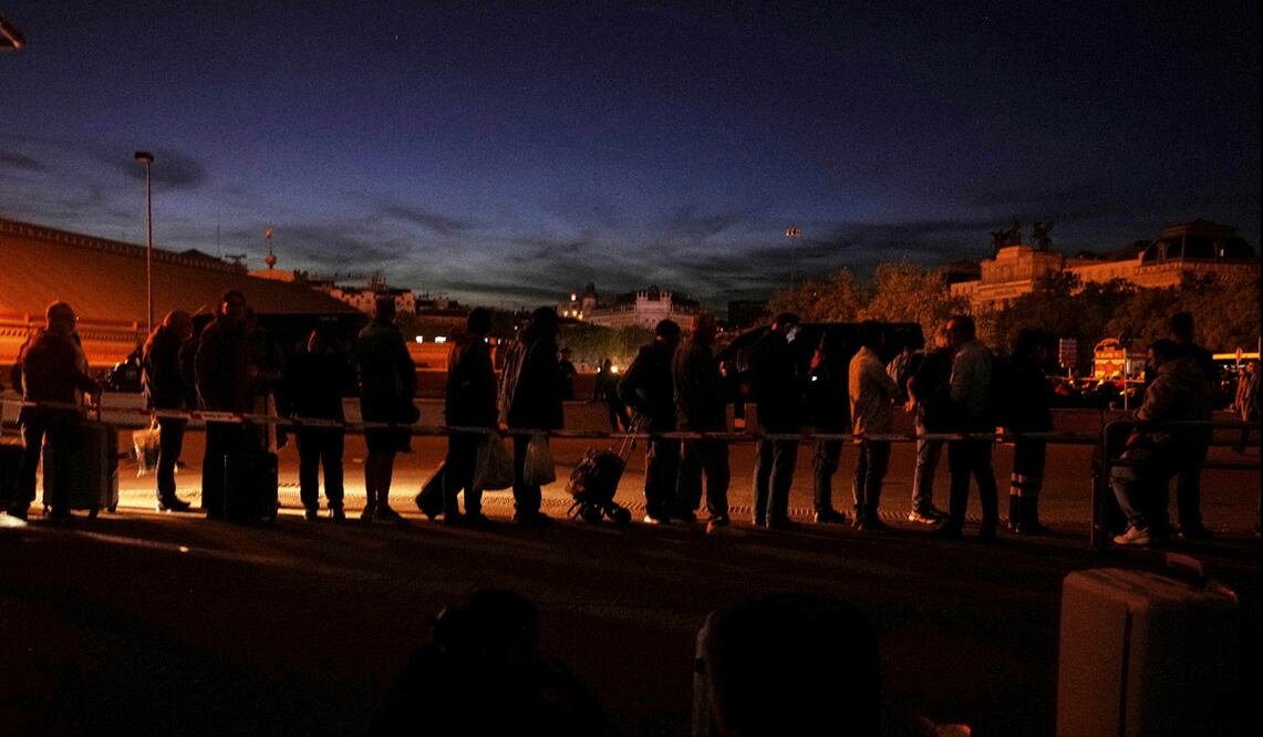 Personas se congregan frente a la estación de tren de Atocha durante un importante apagón en Madrid, el lunes 28 de abril de 2025. Foto: AP