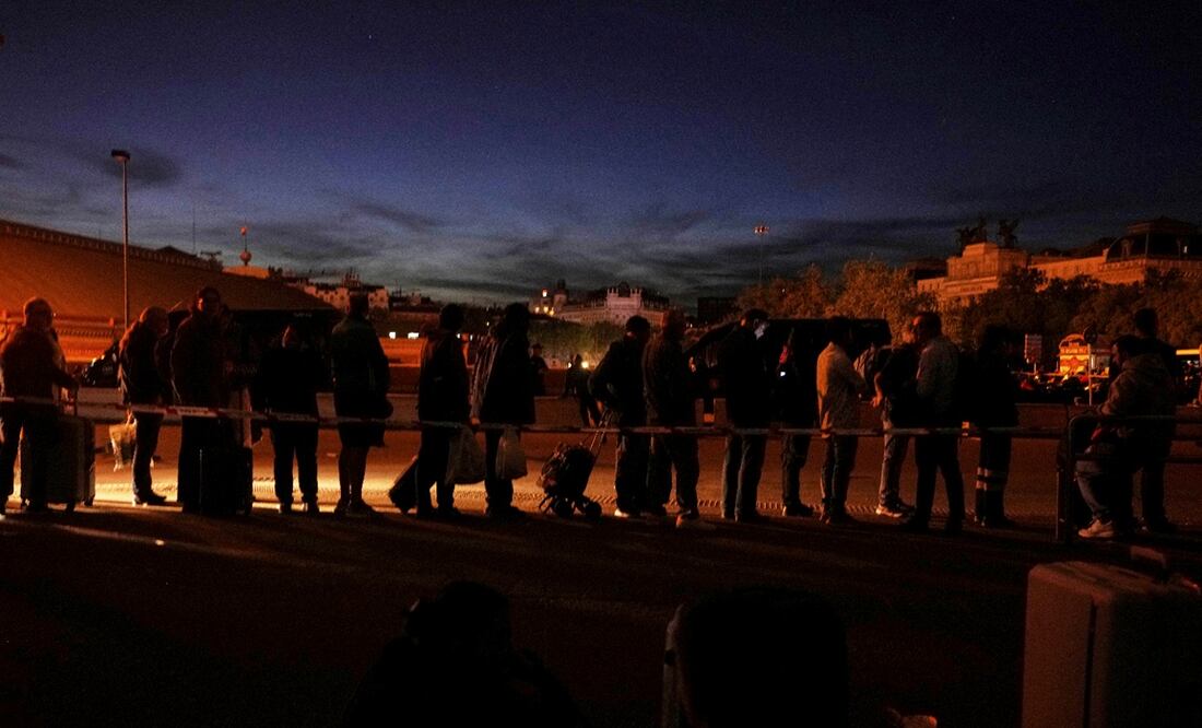 Personas se congregan frente a la estación de tren de Atocha durante un importante apagón en Madrid, el lunes 28 de abril de 2025. Foto: AP