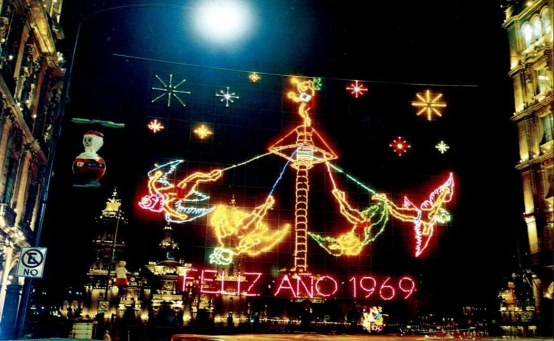 Así lucía la Avenida 20 de Noviembre en diciembre de 1968. La iluminación en la entrada del Zócalo capitalino, entre los edificios del Ayuntamiento, anunciaba la llegada del nuevo año, 1969. Imagen: Col. Villasana - Torres