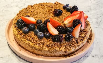 Prepara un pastel de café y cacao con jocoque y frutos rojos