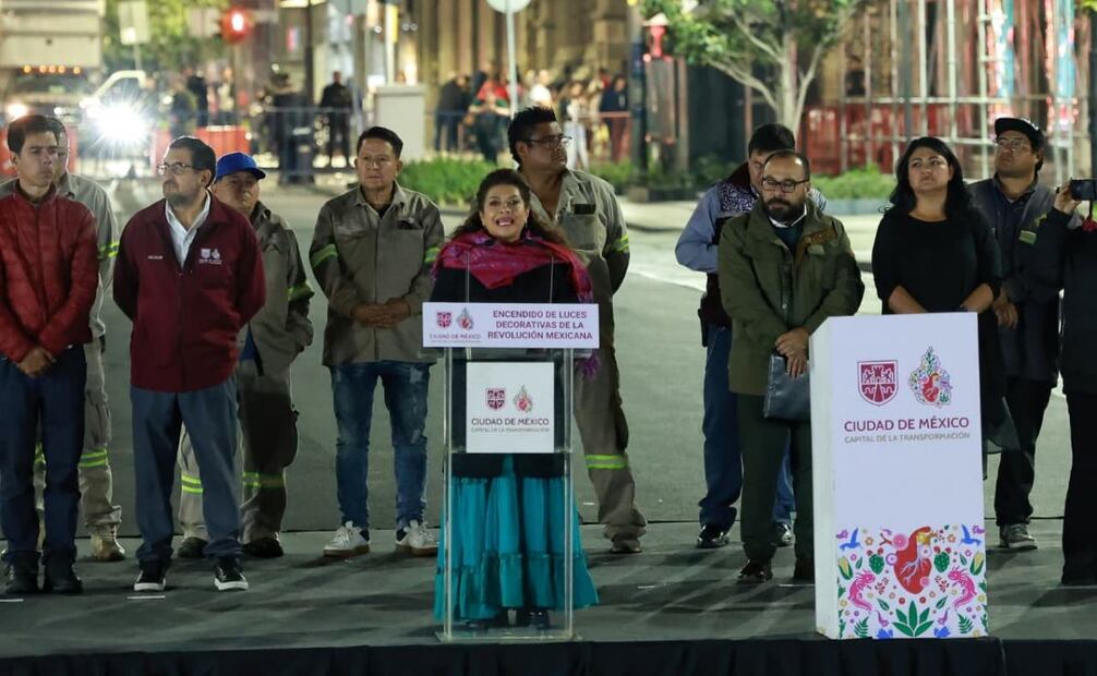 La jefa de Gobierno, Clara Brugada, encabezó el encendido del alumbrado decorativo con motivo del 115 Aniversario de la Revolución Mexicana.
Foto: Fernanda Rojas /El Universal
