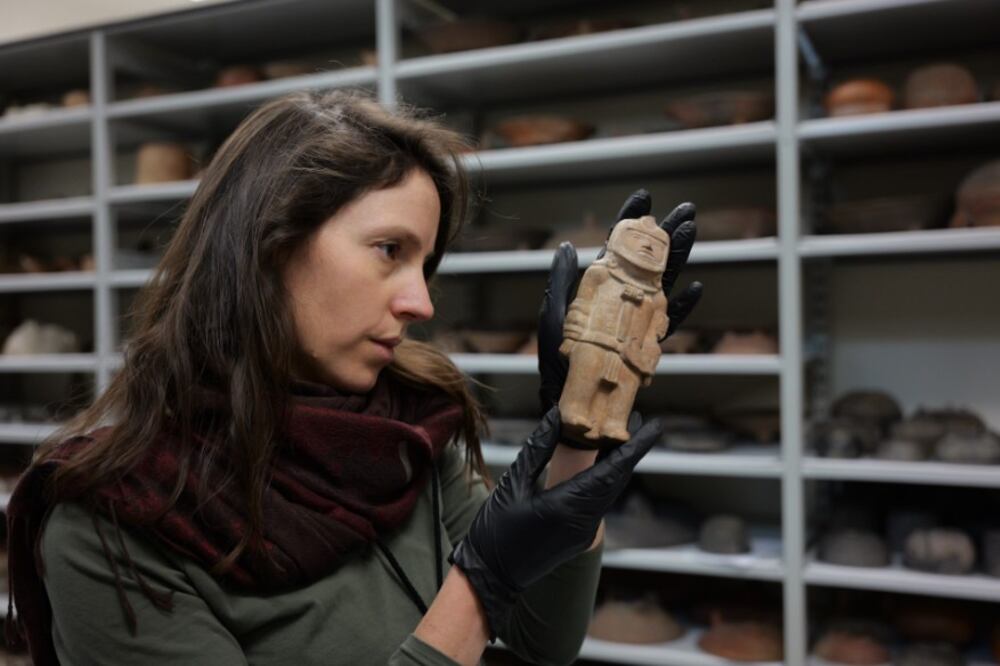 Audrey Lecorgne arqueomusicóloga, presidenta del Polo de Investigación en Interpretación y Arqueología Experimental, tocando una ocarina antropomorfa maya del siglo VI en el marco de la misión ITZAMNA, llevada a cabo en el Museo Nacional de Antropología de México./ JULIAN CUVILLIEZ – AUDREY LECORGNE – PRIAE– MNA - INAH