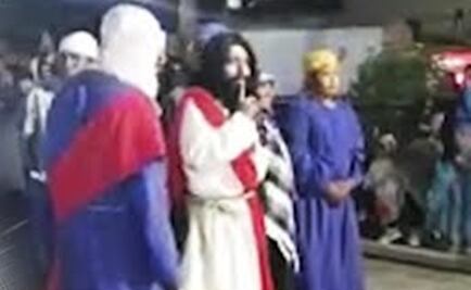 Jesús "cambia" el agua por vino y aparece borracho en viacrucis de Tlaxcala