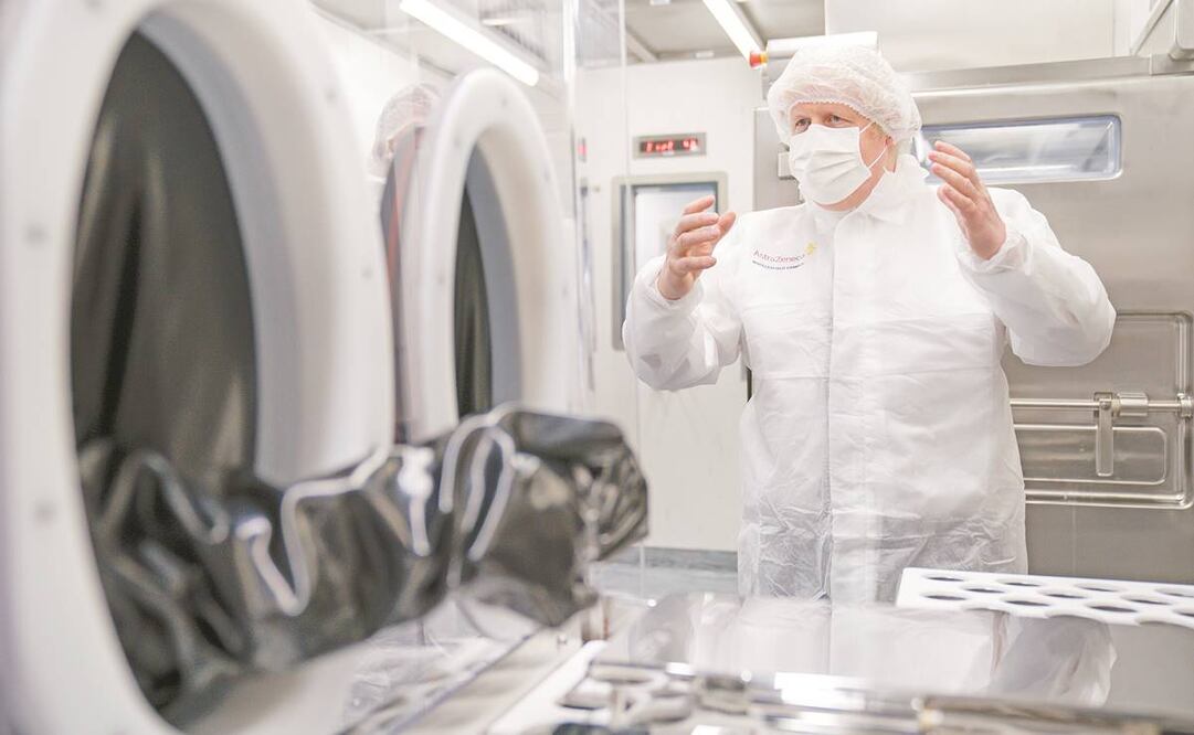 El premier Boris Johnson visita una planta de AstraZeneca. Foto: Dave Thompson/ AP.