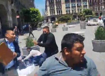 VIDEO: Policías controlan riña entre manifestantes y transeúntes en el Zócalo; no hay lesionados