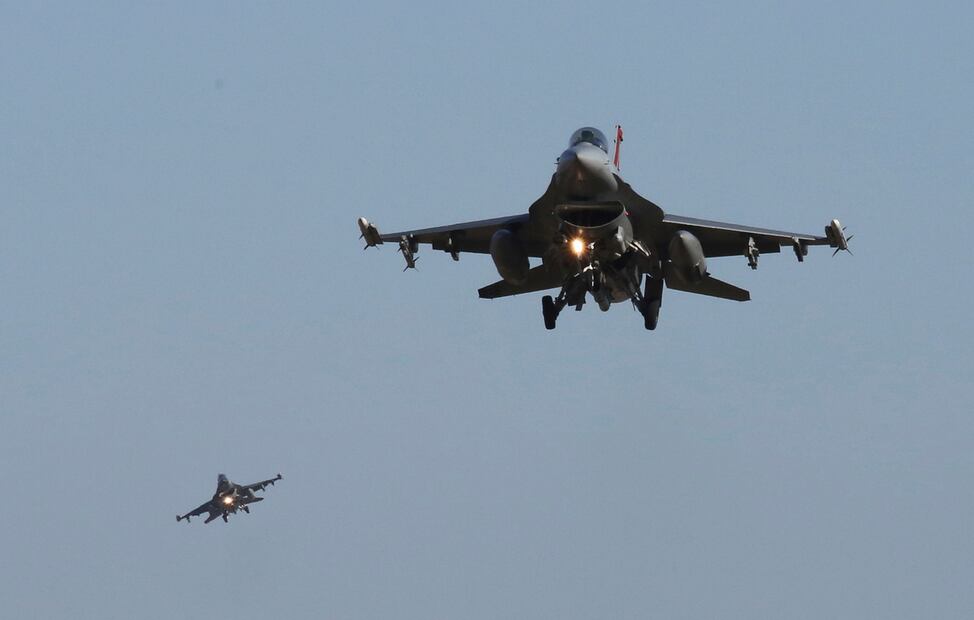 Aviones de combate F-16 de la Fuerza Aérea de EU sobrevuelan la base aérea de Osan durante un ejercicio combinado con Corea del Sur en Pyeongtaek, el 4 de diciembre de 2017. Foto: AP