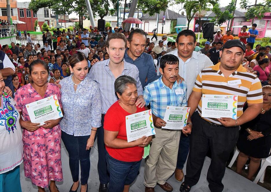 El gobernador Manuel Velasco Coello entregó ayuda humanitaria a familias que resintieron los daños del movimiento telúrico (Foto: tomada de @VelascoM_)