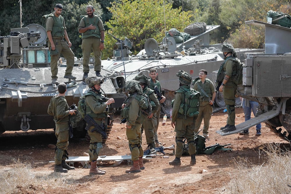 Soldados israelíes toman posiciones en el norte de Israel, cerca de la frontera con Líbano. Foto: AFP