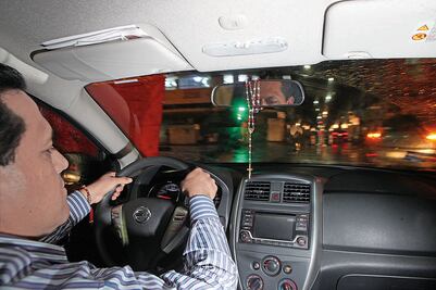 Uber se protege ante la "cacería" de taxistas