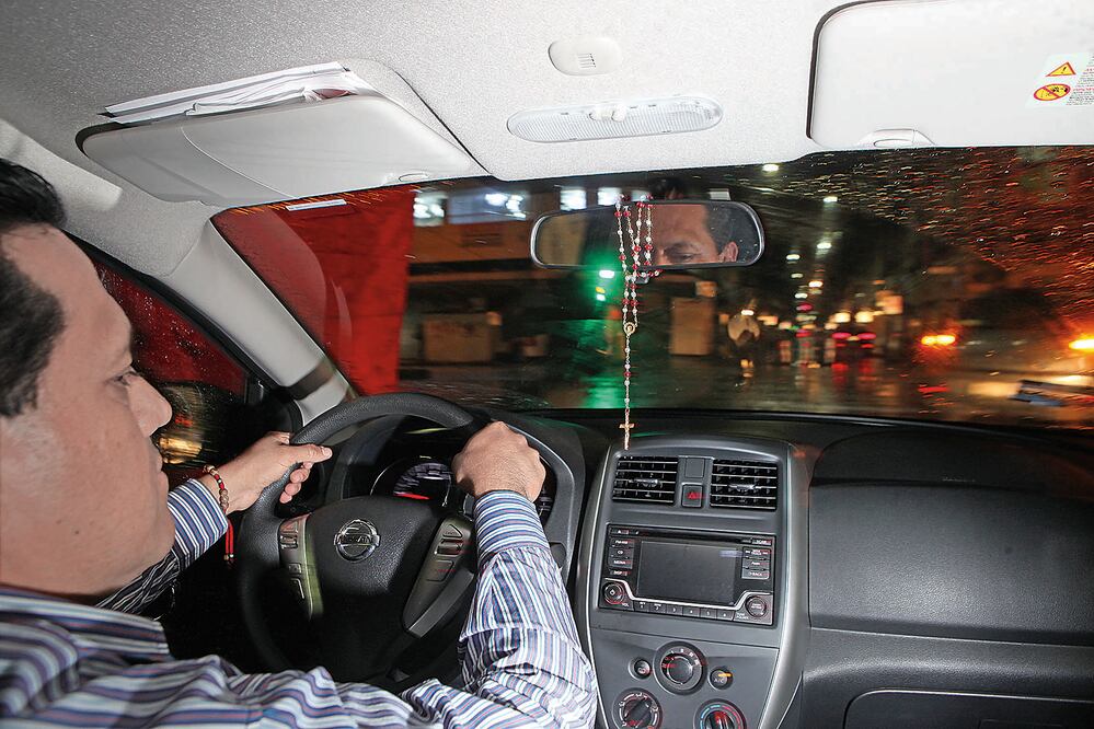 Gerardo, conductor de Uber, asegura que ante la situación de inseguridad que viven sólo le queda encomendarse a Dios y estar alerta sobre qué tipo de personas solicitan el servicio, para detectar a posible agresores y negar el servicio