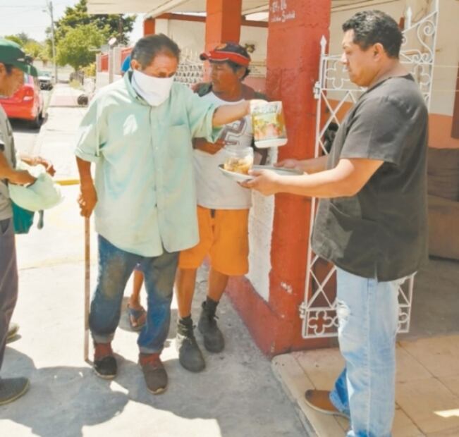 "No vayas al Seguro, te apoyo sin cobrarte": enfermero a ancianos