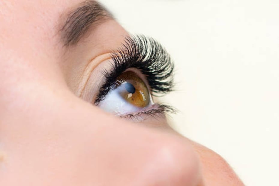 Para la aplicación de pestañas asiste a un lugar higiénico y confiable. Foto: Unsplash