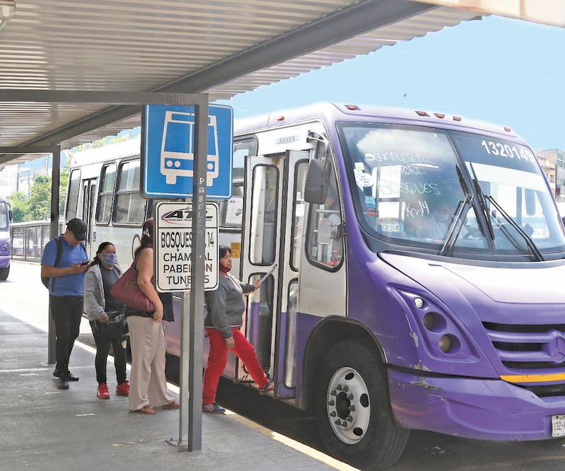 Choferes de varias rutas del Cetram Chapultepec afirman que seguirán con las medidas sanitarias, como que los pasajeros estén a metro y medio de distancia, usar gel antibacterial y cubrebocas al abordar y llevar las ventanas abiertas. Foto: CARLOS MEJÍA