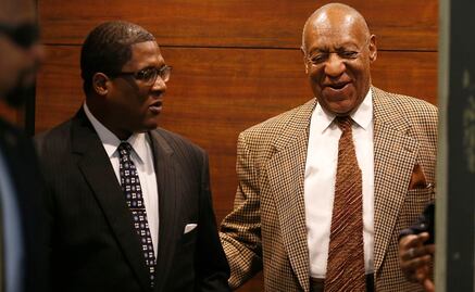 Bill Cosby bromea al llegar a audiencia en su caso de abuso sexual