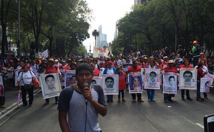 Se concentran manifestantes en el Ángel por marcha de Ayotzinapa