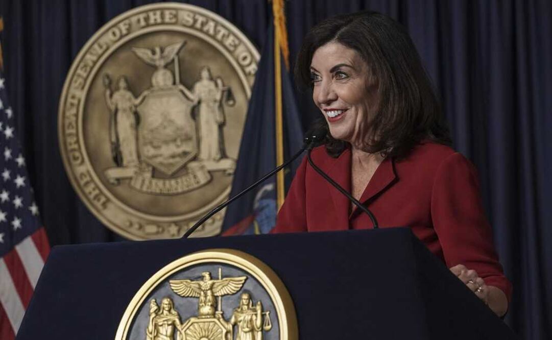 Gobernadora de Nueva York, Kathy Hochul, habla durante la ceremonia de juramento del vicegobernador de Nueva York. Foto: AP