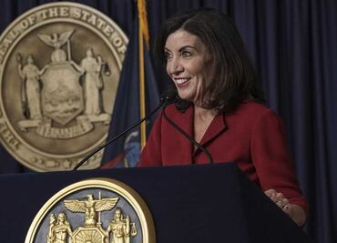 Policías patrullarán escuelas en NY hasta fin de año tras tiroteo en escuela de Texas