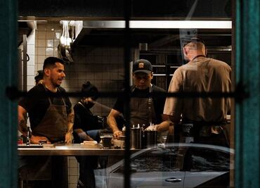 Voraz: el taller mecánico que se transformó en gastrocantina