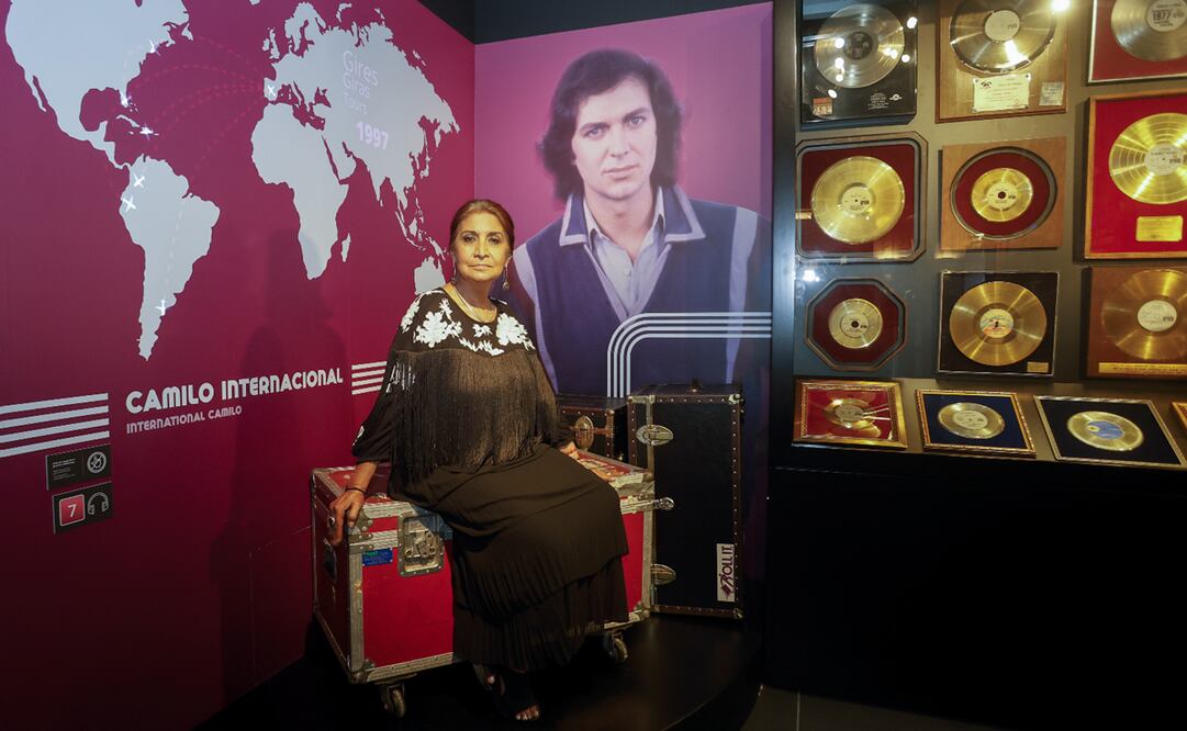 La madre del hijo de Camilo Sesto, Lourdes Ornelas, posa en el Museo Camilo Sesto de Alcoy (Alicante), que hace un repaso por la vida personal y profesional del artista a través de 2 mil piezas, que se ha inaugurado y presentado ante los periodistas y un grupo de fans del cantante. 
EFE/Morell