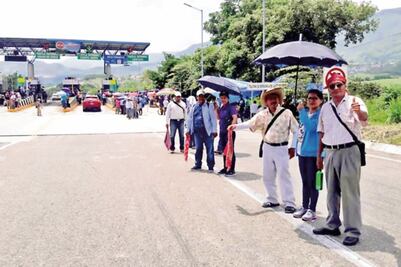 Magisterio disidente protesta en caseta de cobro en Tuxtla 